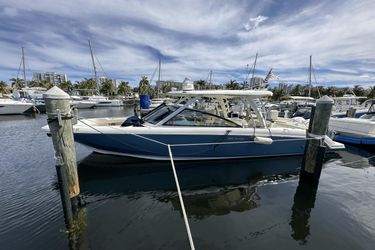 32' Boston Whaler 2021 Yacht For Sale